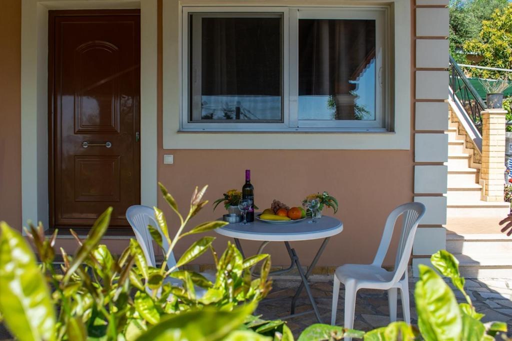 Takis & Eirini Family Apartments Perama  Exterior foto