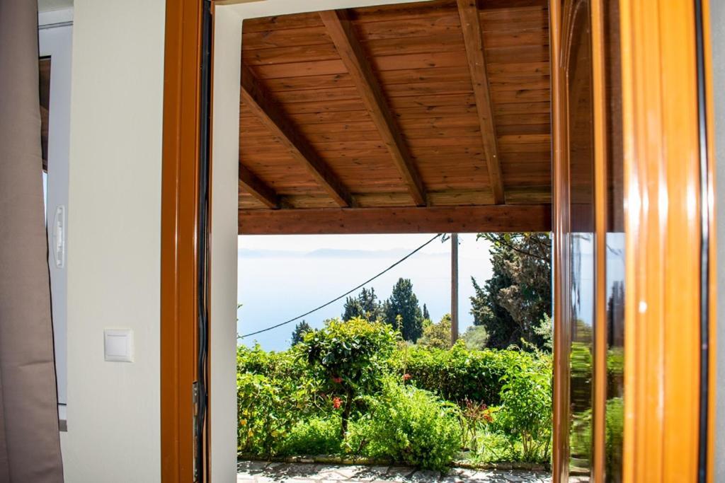 Takis & Eirini Family Apartments Perama  Exterior foto