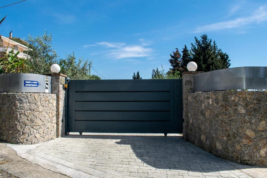 Takis & Eirini Family Apartments Perama  Exterior foto