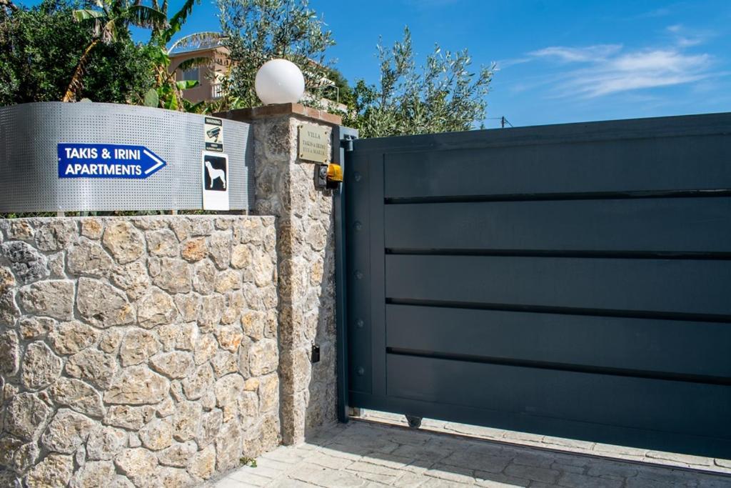 Takis & Eirini Family Apartments Perama  Exterior foto